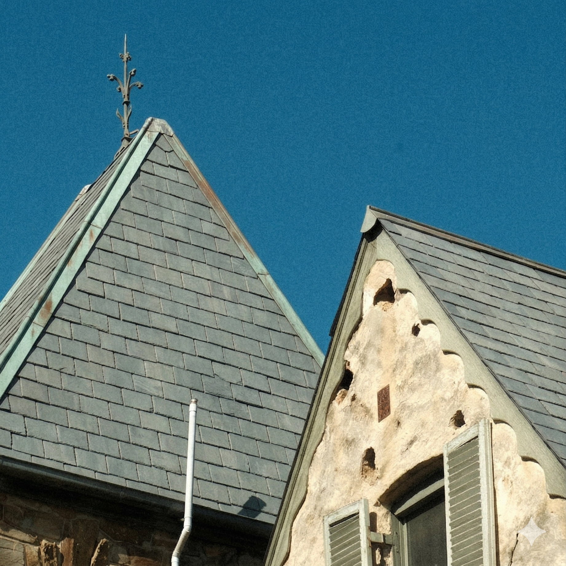 Toiture propre et protégée après démoussage par drone à Vannes