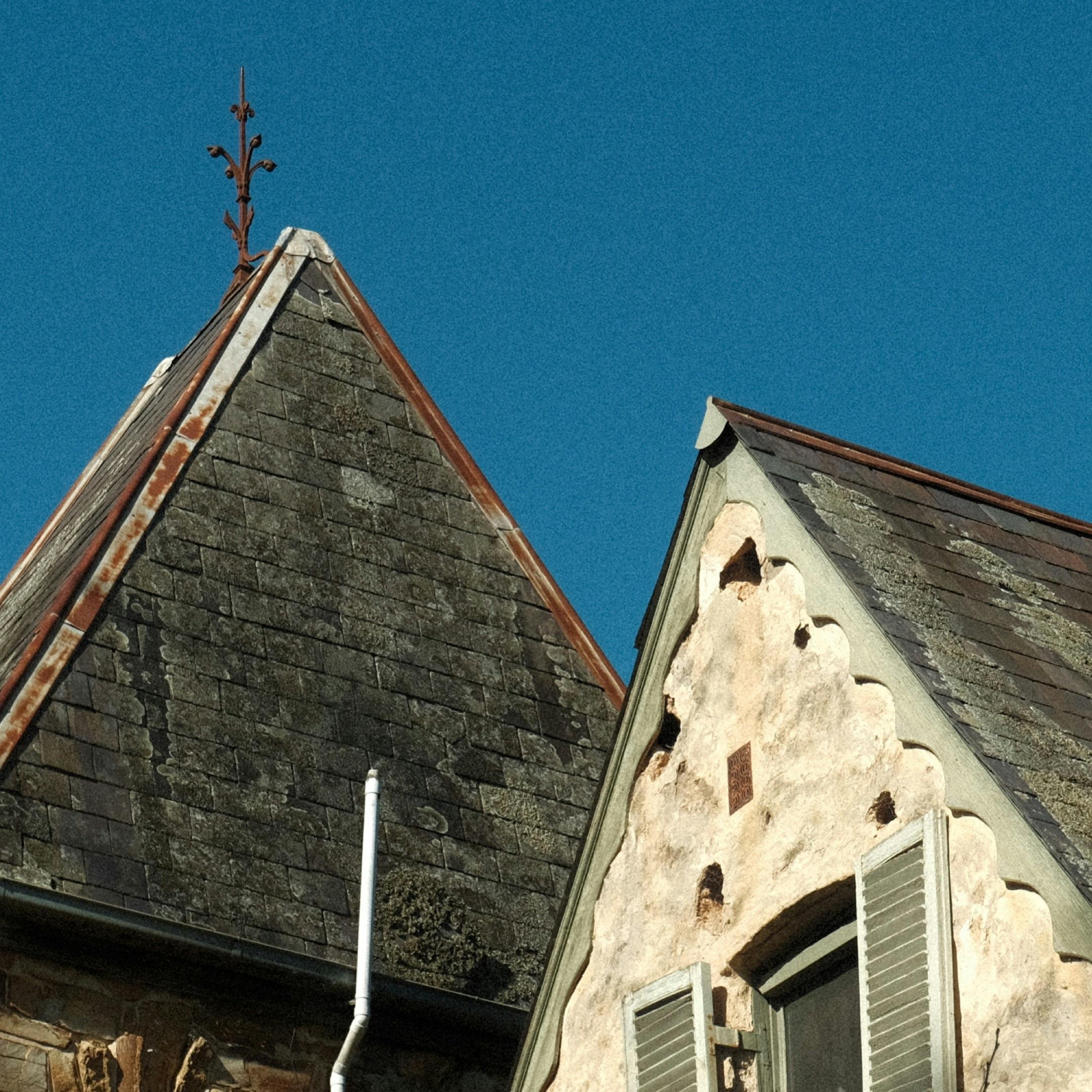 Toiture couverte de mousse et de lichen avant traitement par drone à Vannes
